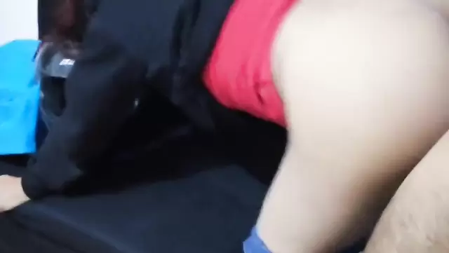 Аргентинка катается на темном члене волосатого друга